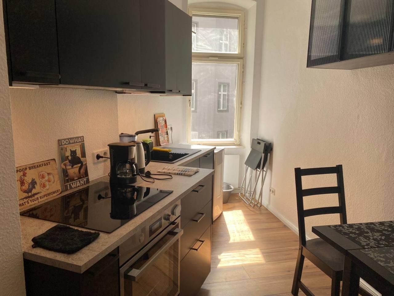 Stylish 2-Room Apartment With Balcony Next To East Side Gallery Berlim Exterior foto